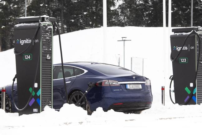 Elektromobiliai žiemą prie Ignitis ON įkrovimo stotelių