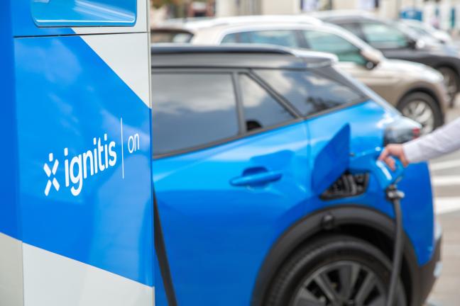 Elektromobilis kraunas Ignitis ON stotelėje
