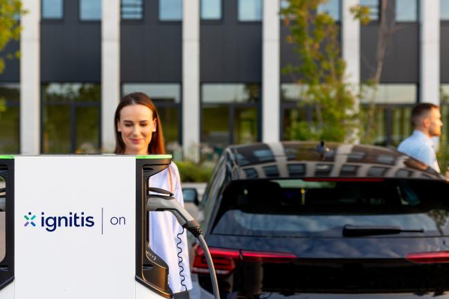 Žmogus krauna elektromobilį Ignitis ON stotelėje