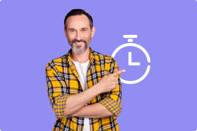 Vyras su geltonais marškiniais ir laikrodžiu