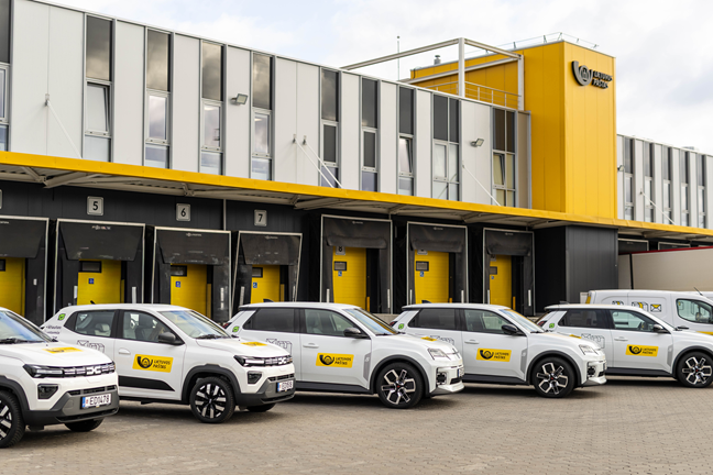 Lietuvos pašto elektromobiliai prie Lietuvos pašto pastato.