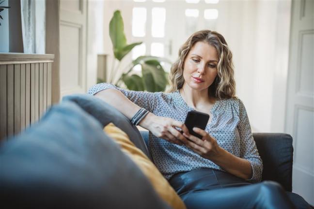 Žmogus apmoka sąskaitas telefonu