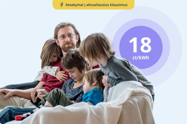 Tėtis su vaikais prasmingai leidžia laiką ir bendrauja