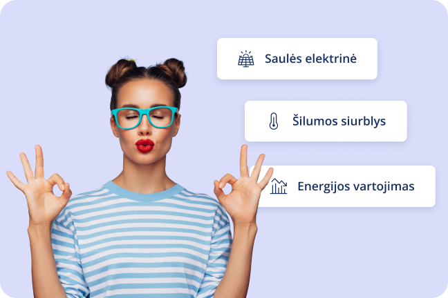 Užsimerkusi mergina rankomis rodanti "Ok" ženklą