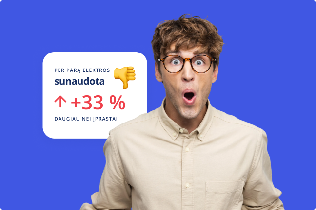 Nustebęs vyras su prierašu nuotraukoje: „Per parą elektros sunaudota +33% daugiau nei įprastai“