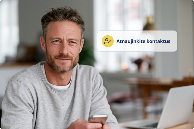 Vyras laikantis telefoną rankoje